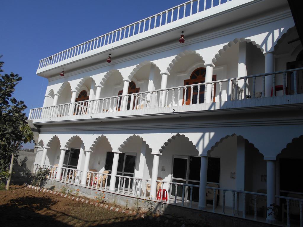 Hotel Isabel Palace Khajurāho Екстериор снимка